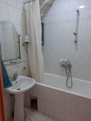 Bakı, köhnə tikili 2 otaqlı, kirayə, 70 m²  , Nəsimi rayonu, 4-cü mikrorayon