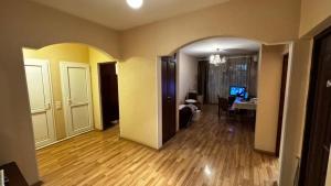 Bakı, köhnə tikili 4 otaqlı, satılır, 100 m²  , Binəqədi rayonu, 8-ci mikrorayon