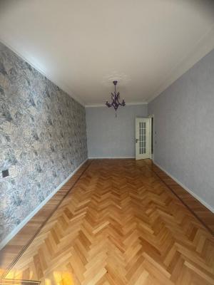 Bakı, köhnə tikili 4 otaqlı, satılır, 110 m²  , Binəqədi rayonu, 8-ci mikrorayon