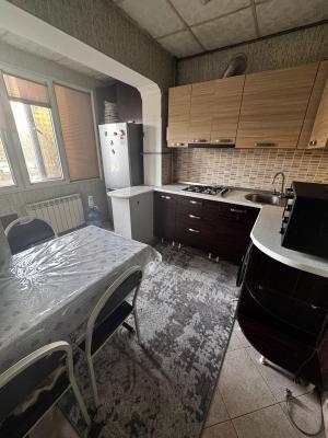 Bakı, köhnə tikili 2 otaqlı, satılır, 65 m²  , Binəqədi rayonu, 8-ci mikrorayon