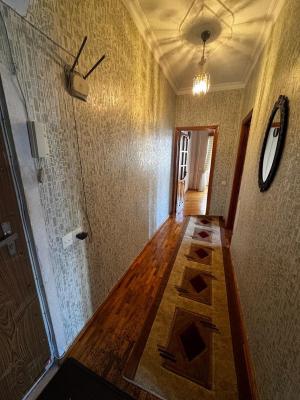 Bakı, köhnə tikili 2 otaqlı, satılır, 65 m²  , Binəqədi rayonu, 8-ci mikrorayon
