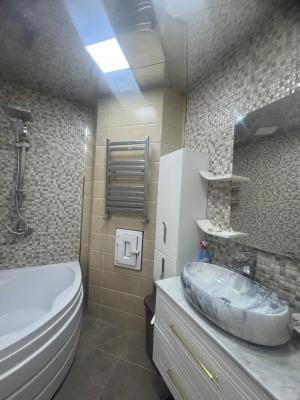 Bakı, köhnə tikili 4 otaqlı, satılır, 110 m²  , Binəqədi rayonu, 8-ci mikrorayon