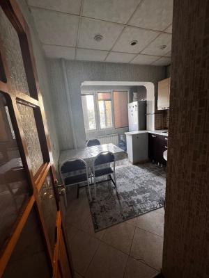 Bakı, köhnə tikili 2 otaqlı, satılır, 65 m²  , Binəqədi rayonu, 8-ci mikrorayon