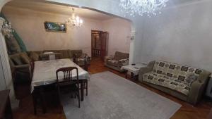 Bakı, köhnə tikili 5 otaqlı, satılır, 120 m²  , Binəqədi rayonu, 8-ci mikrorayon