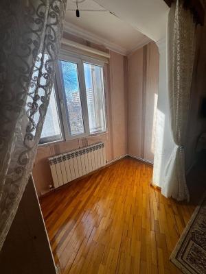 Bakı, köhnə tikili 2 otaqlı, satılır, 65 m²  , Binəqədi rayonu, 8-ci mikrorayon