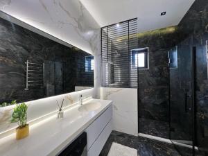 Bakı, həyət evi 5 otaqlı, satılır, 360 m² , 8 sot , Xəzər rayonu, Şüvəlan