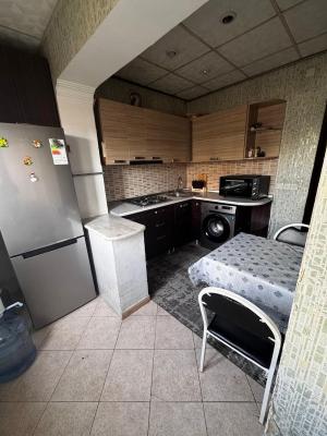 Bakı, köhnə tikili 2 otaqlı, satılır, 65 m²  , Binəqədi rayonu, 8-ci mikrorayon