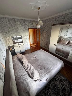 Bakı, köhnə tikili 2 otaqlı, satılır, 65 m²  , Binəqədi rayonu, 8-ci mikrorayon