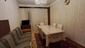 Bakı, köhnə tikili 2 otaqlı, satılır, 70 m²  , Binəqədi rayonu, 8-ci mikrorayon