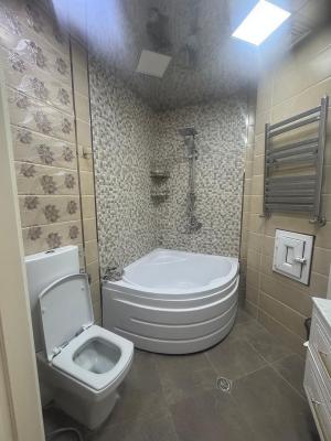 Bakı, köhnə tikili 4 otaqlı, satılır, 110 m²  , Binəqədi rayonu, 8-ci mikrorayon