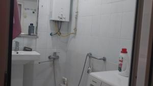 Bakı, köhnə tikili 2 otaqlı, satılır, 60 m²  , Binəqədi rayonu, 8-ci mikrorayon
