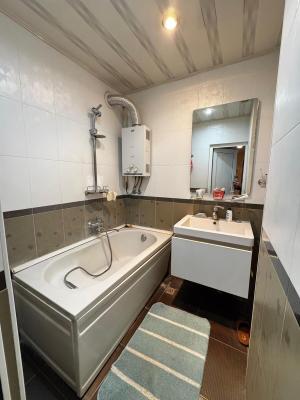 Bakı, köhnə tikili 4 otaqlı, satılır, 100 m²  , Binəqədi rayonu, 8-ci mikrorayon