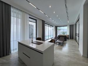 Bakı, həyət evi 5 otaqlı, satılır, 360 m² , 8 sot , Xəzər rayonu, Şüvəlan