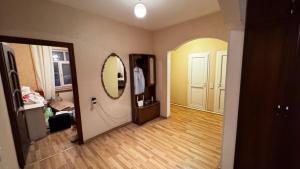 Bakı, köhnə tikili 4 otaqlı, satılır, 100 m²  , Binəqədi rayonu, 8-ci mikrorayon