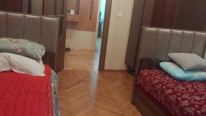 Bakı, köhnə tikili 2 otaqlı, satılır, 60 m²  , Binəqədi rayonu, 8-ci mikrorayon
