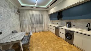 Bakı, yeni tikili 2 otaqlı, kirayə, 95 m²  , Xətai rayonu, Ağ şəhər