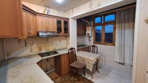 Bakı, köhnə tikili 2 otaqlı, satılır, 70 m²  , Binəqədi rayonu, 8-ci mikrorayon