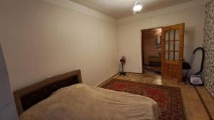 Bakı, köhnə tikili 2 otaqlı, satılır, 70 m²  , Binəqədi rayonu, 8-ci mikrorayon