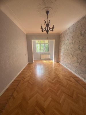 Bakı, köhnə tikili 4 otaqlı, satılır, 110 m²  , Binəqədi rayonu, 8-ci mikrorayon