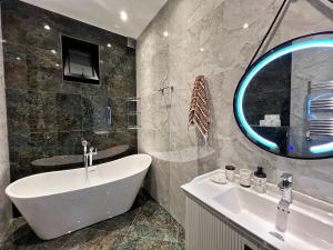 Bakı, həyət evi 5 otaqlı, satılır, 350 m² , 8 sot , Xəzər rayonu, Şüvəlan