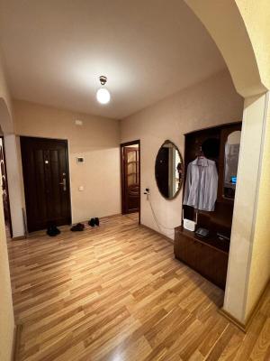 Bakı, köhnə tikili 4 otaqlı, satılır, 100 m²  , Binəqədi rayonu, 8-ci mikrorayon