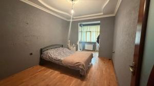 Bakı, köhnə tikili 4 otaqlı, satılır, 90 m²  , Binəqədi rayonu, 7-ci mikrorayon