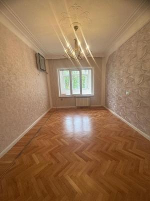 Bakı, köhnə tikili 4 otaqlı, satılır, 110 m²  , Binəqədi rayonu, 8-ci mikrorayon