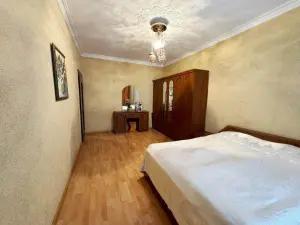 Bakı, köhnə tikili 3 otaqlı, satılır, 110 m²  , Binəqədi rayonu, 8-ci mikrorayon