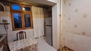 Bakı, köhnə tikili 2 otaqlı, satılır, 70 m²  , Binəqədi rayonu, 8-ci mikrorayon