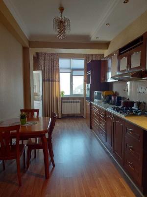 Bakı, yeni tikili 3 otaqlı, kirayə, 130 m²  , Binəqədi rayonu, 8-ci mikrorayon