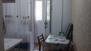 Bakı, köhnə tikili 2 otaqlı, satılır, 60 m²  , Binəqədi rayonu, 8-ci mikrorayon