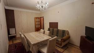 Bakı, köhnə tikili 2 otaqlı, satılır, 70 m²  , Binəqədi rayonu, 8-ci mikrorayon