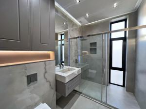 Bakı, həyət evi 5 otaqlı, satılır, 200 m² , 4 sot , Xəzər rayonu, Şüvəlan